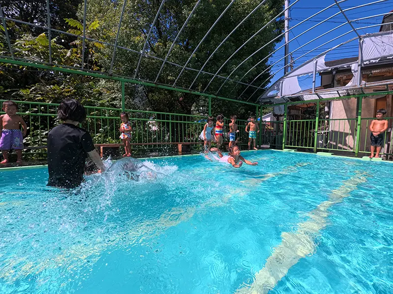 地下水のプールで水遊びを楽しむ子どもたちの様子