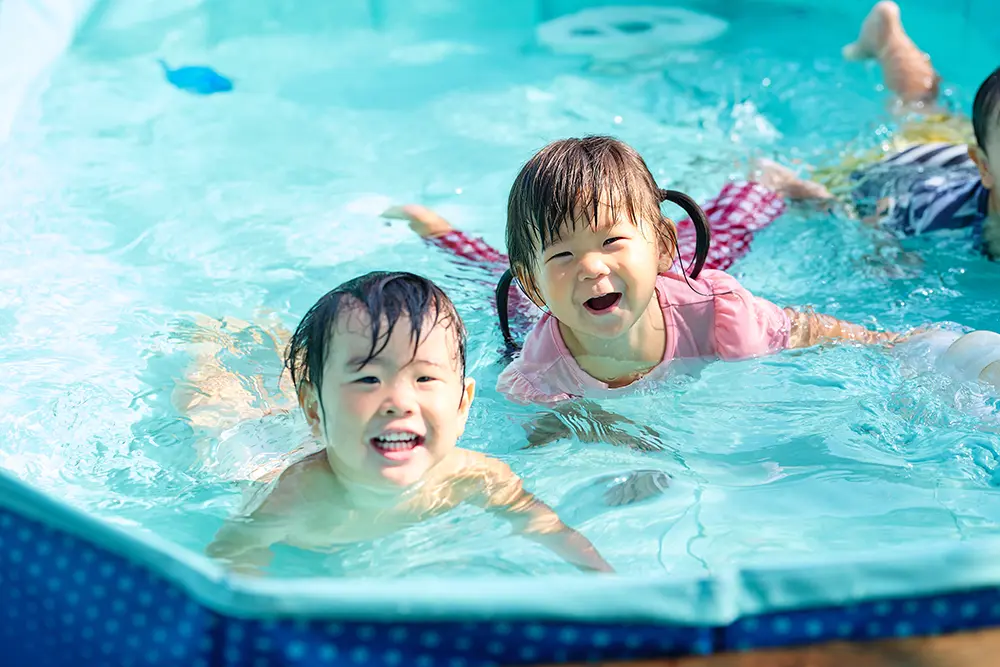 園のプールで水遊びを楽しむ子どもたちの様子
