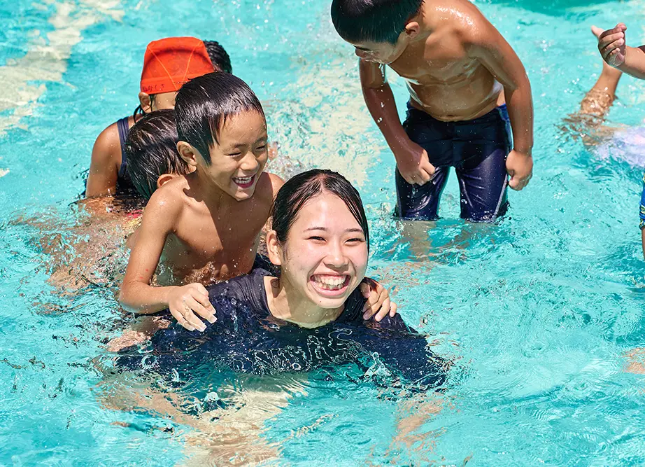 園のプールで水遊びを楽しむ子どもたちの様子
