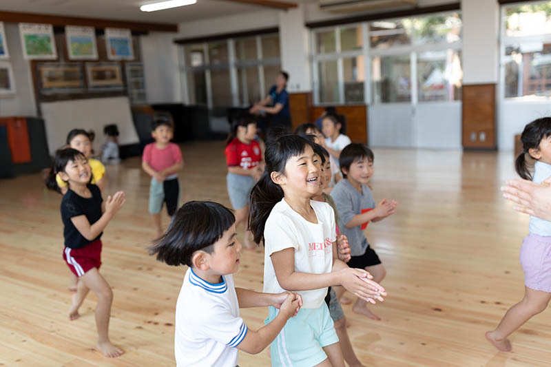 音楽に合わせて体を動かす子どもたちの様子