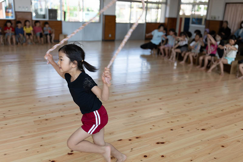 リズム運動の活動で笑顔の子どもたちの様子