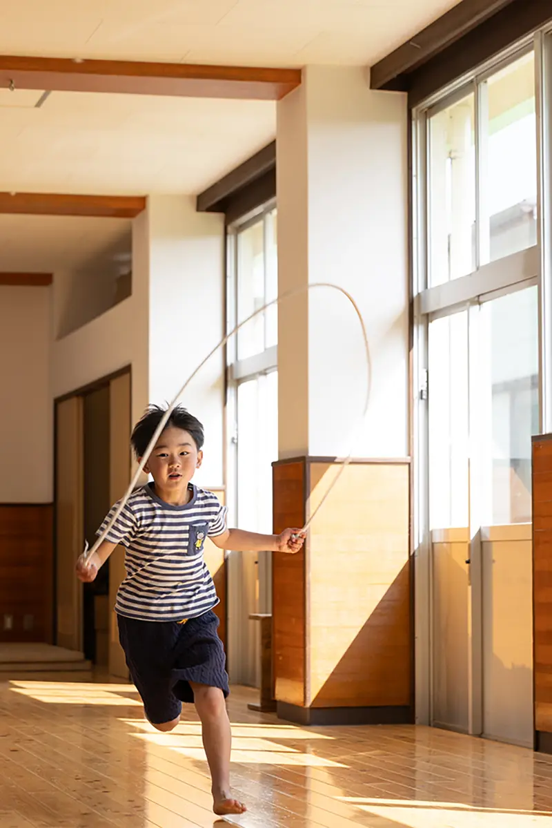 リズム運動の活動で笑顔の子どもたちの様子
