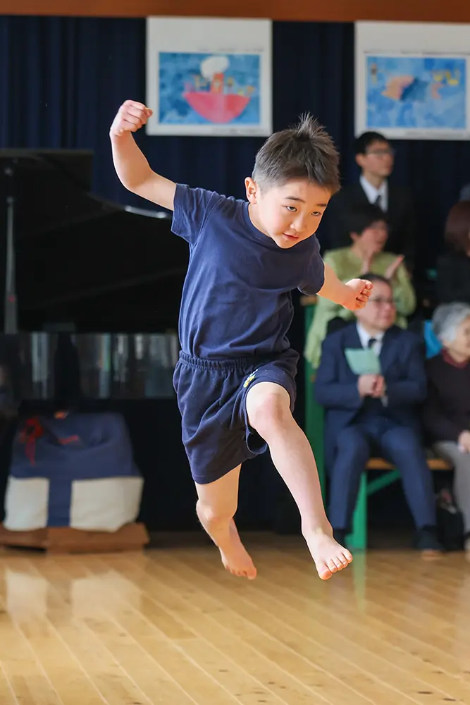 リズム運動の活動で笑顔の子どもたちの様子