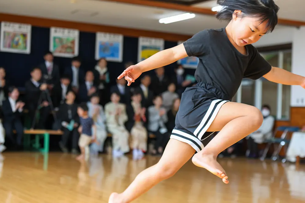リズム運動の活動で笑顔の子どもたちの様子