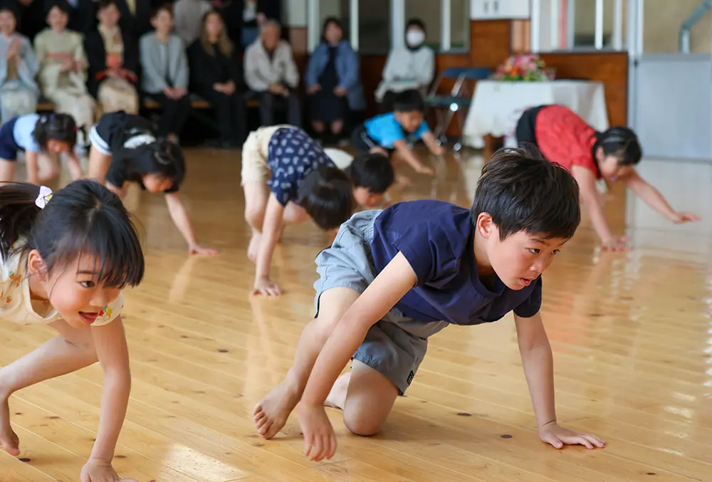 リズム運動の活動で笑顔の子どもたちの様子