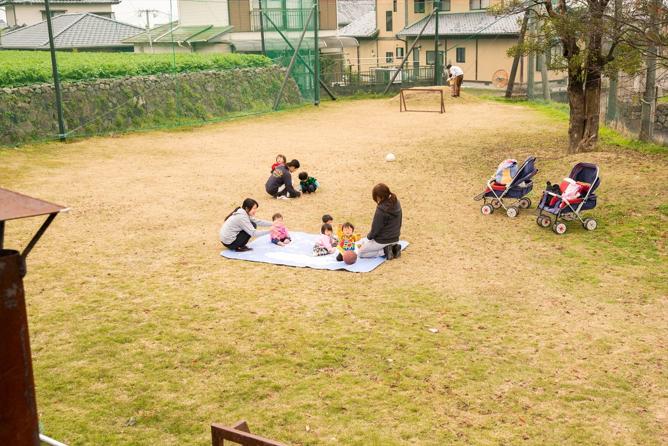 芝生広場で裸足で走り回る子どもたちの様子