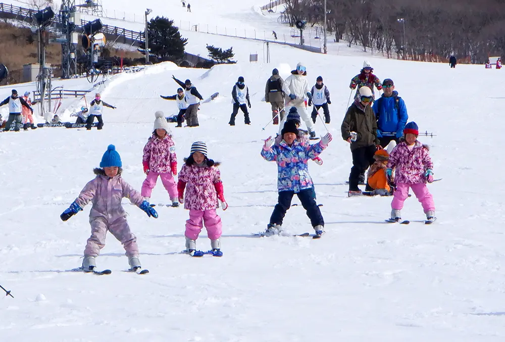 スキーをする子どもたちの様子