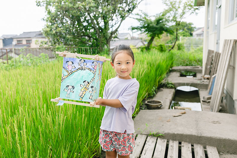 提灯制作で切り貼りをする子どもたちの様子