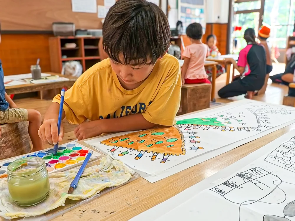 提灯制作で切り貼りをする子どもたちの様子