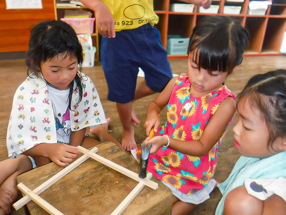 提灯制作で切り貼りをする子どもたちの様子