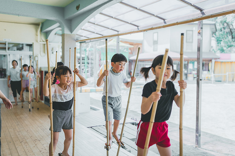 竹馬に挑戦する子どもたちの様子