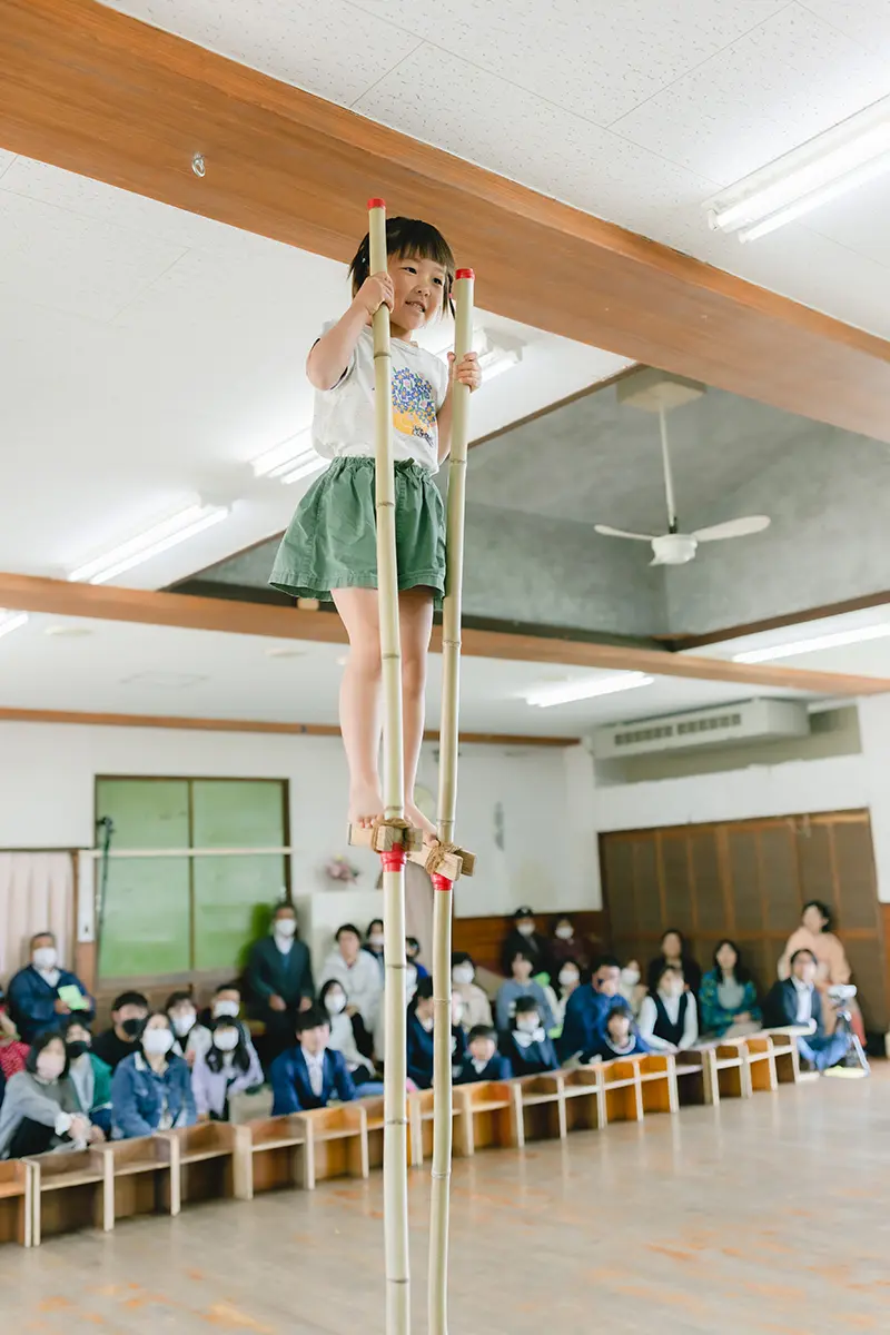 竹馬を練習する子どもの様子