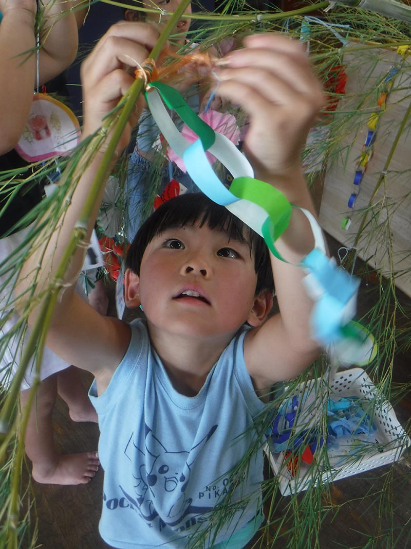 七夕の飾りづくりをする子どもたちの様子