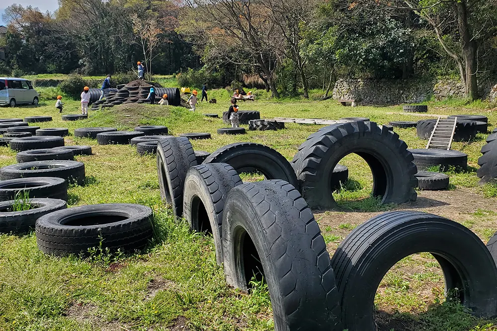 タイヤ公園で体を動かして遊ぶ子どもたちの様子
