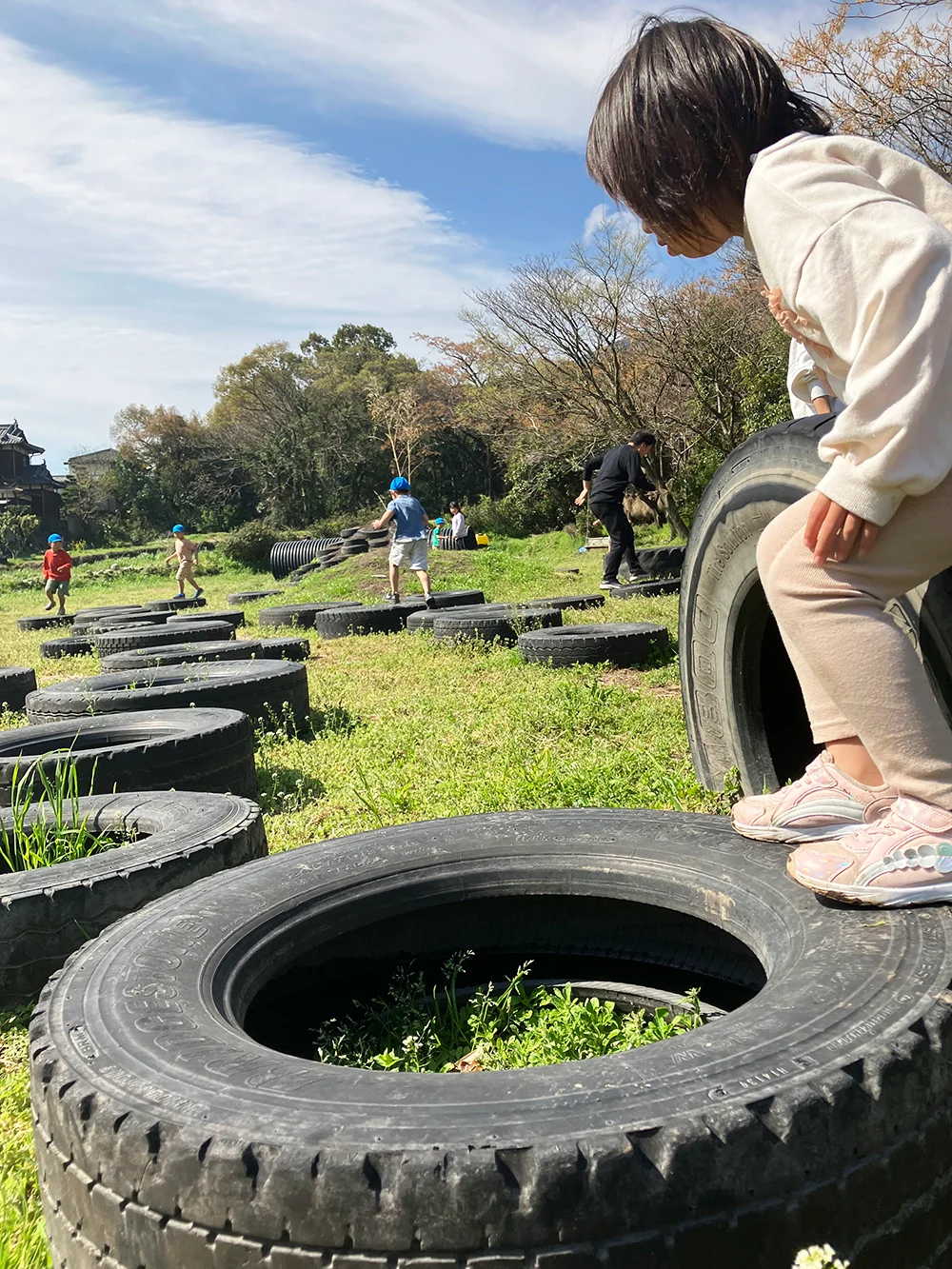 タイヤ公園で遊ぶ様子