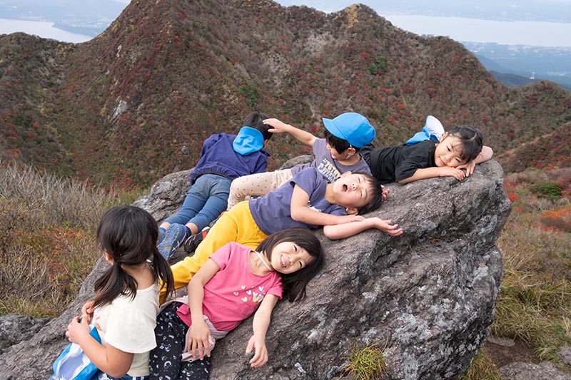 登山で達成感を味わう子どもたちの様子