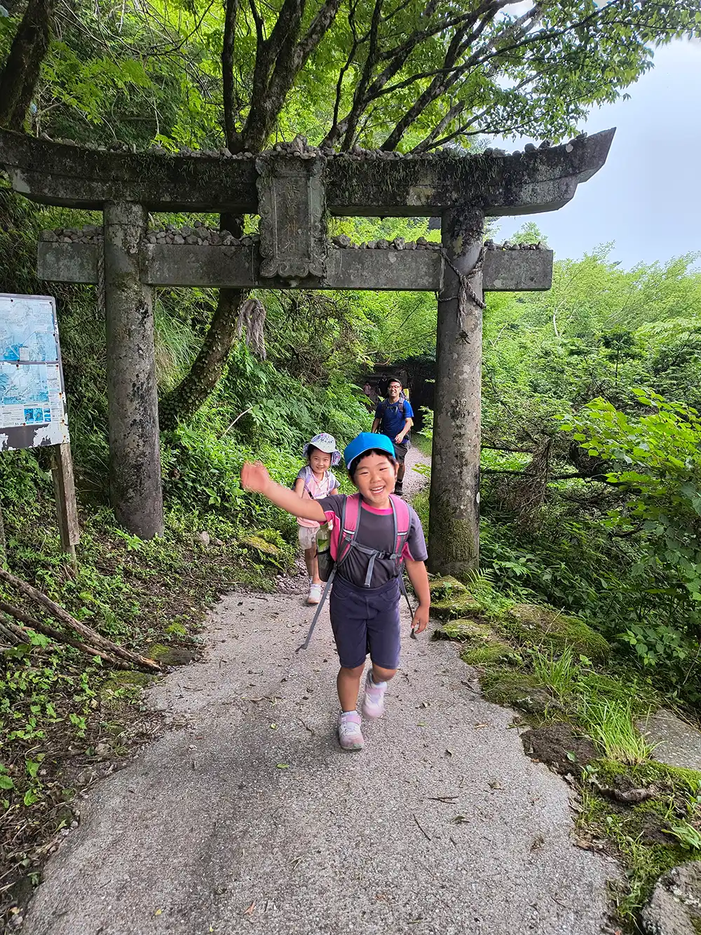 普賢岳登山をする様子