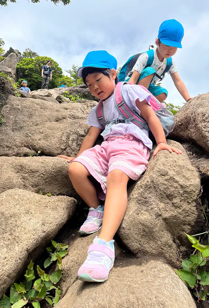 九重山登山で山頂を目指す子どもたちの様子