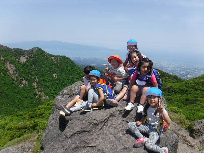 普賢岳登山をする様子
