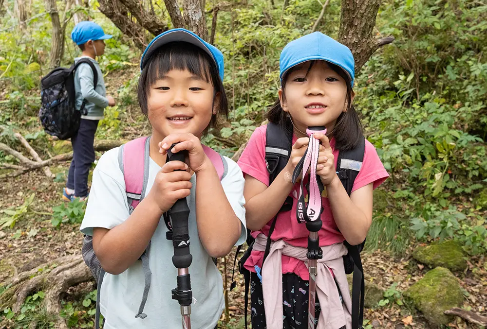 普賢岳登山をする様子