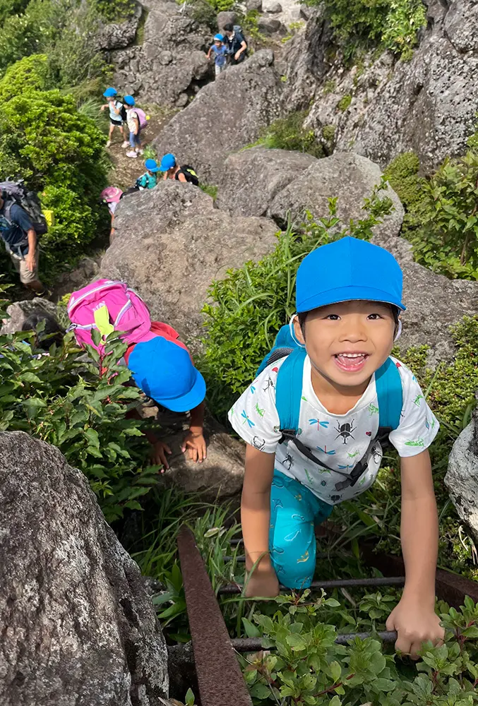 九重山登山で山頂を目指す子どもたちの様子