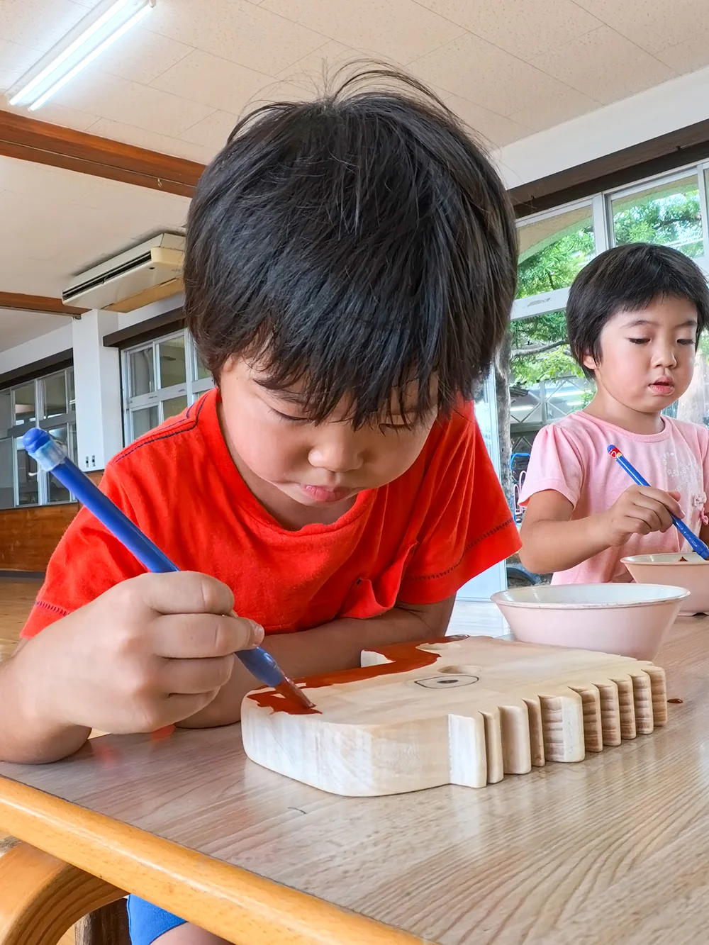 荒馬制作に取り組む子どもたちの様子