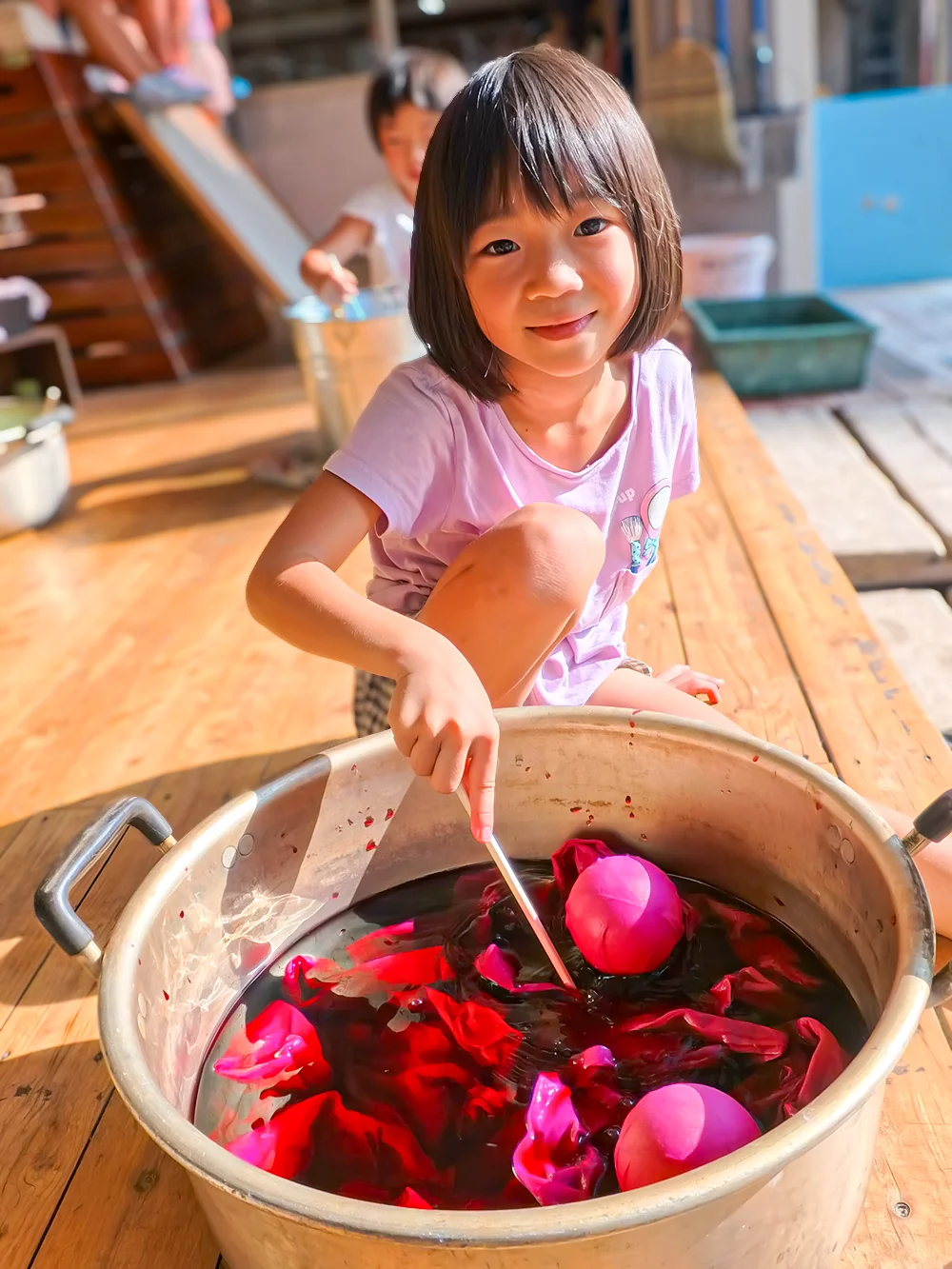 荒馬制作に取り組む子どもたちの様子