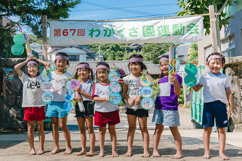 運動会で集まる子どもたちの様子