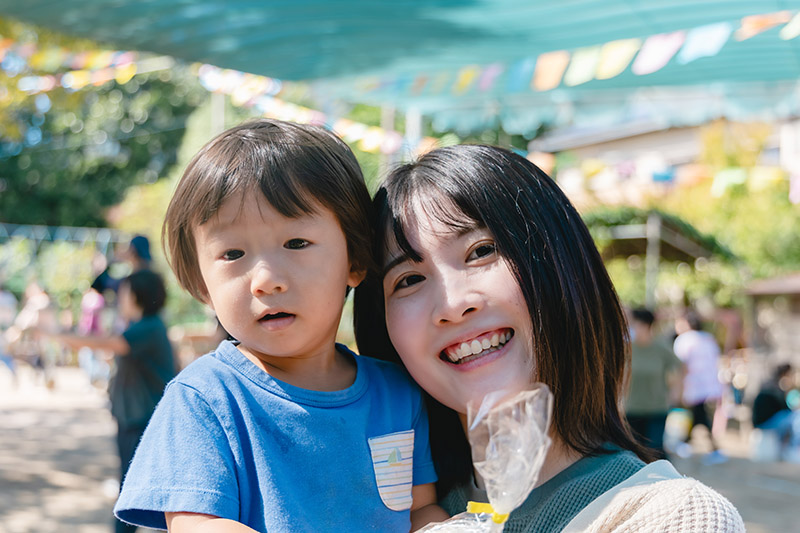運動会で親子で参加する様子
