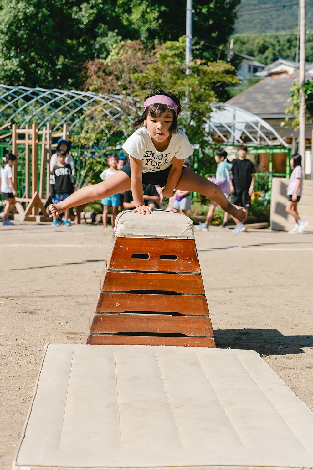運動会で跳び箱をする様子