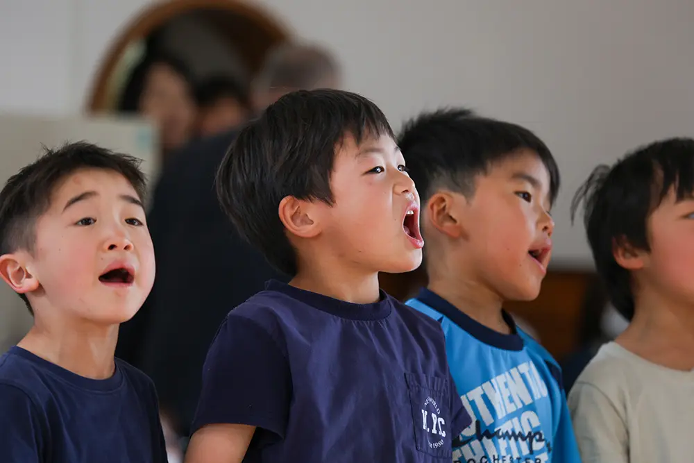 誕生日会の発表を見守る子どもたちの様子