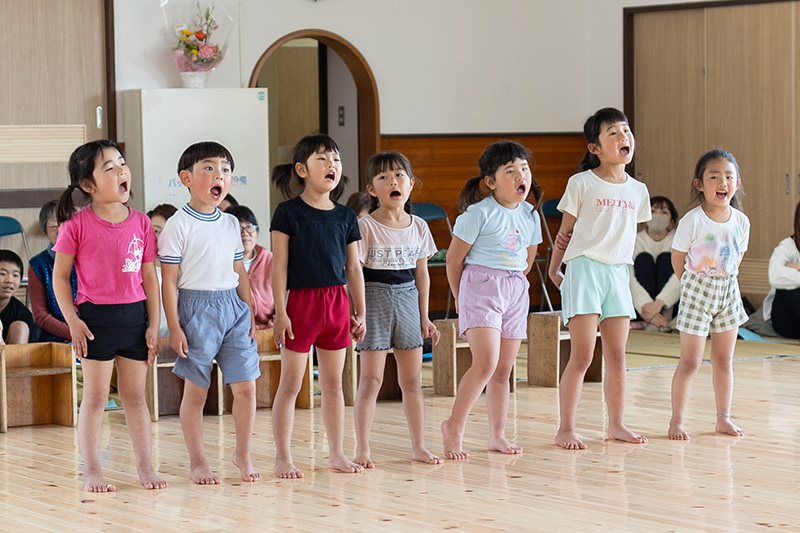 誕生日会の発表を見守る子どもたちの様子