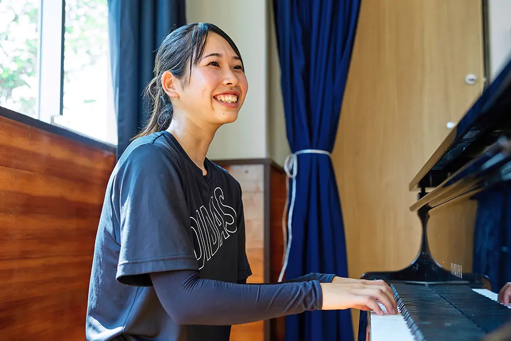 誕生日会で職員の出し物を楽しむ子どもたちの様子