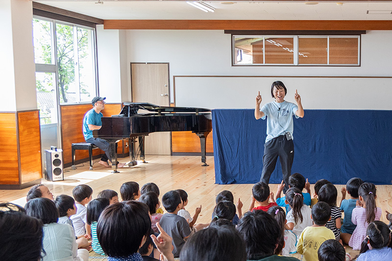 誕生日会で職員の出し物を楽しむ子どもたちの様子