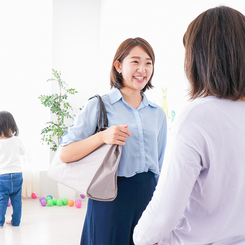 一時預かりで室内遊びを楽しむ子どもたちの様子