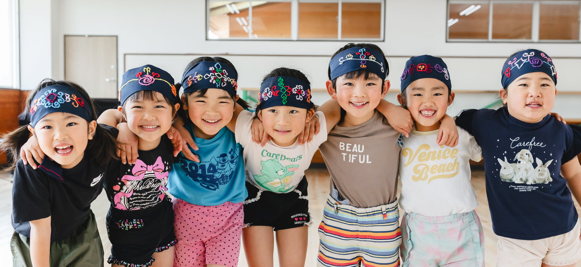 ホールでアイヌの恰好をした子どもたちの様子