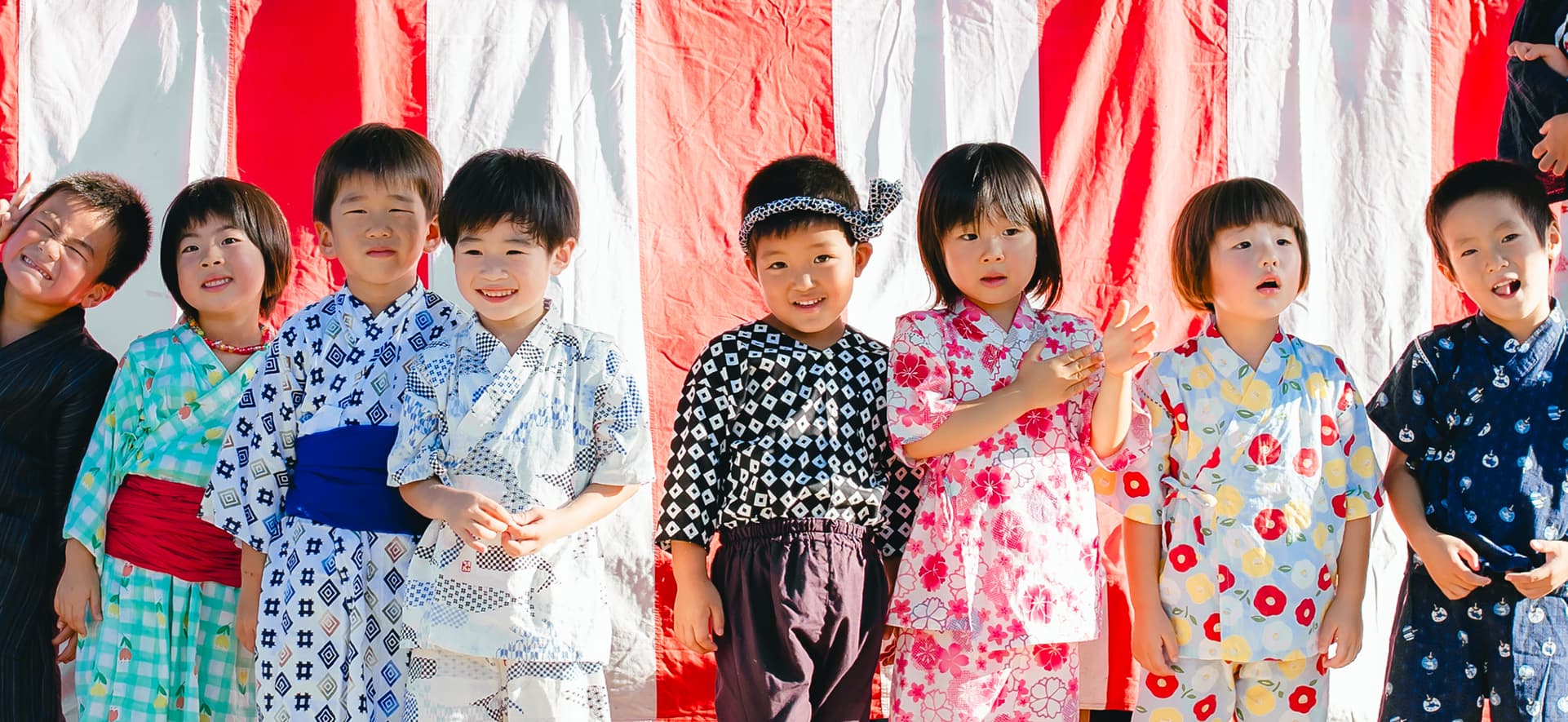 夏祭りでやぐらの前に集まる子どもたちの様子
